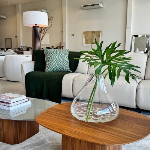 Entre texturas e cores suaves, o verde ganha protagonismo com sutileza.