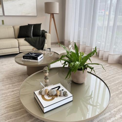 O contraste do natural com o neutro traz equilíbrio e harmonia ao décor.